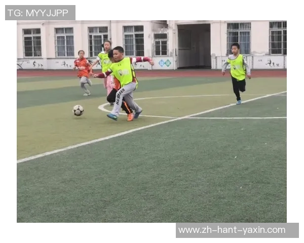 足球快讯：最新赛事动态分析与精彩瞬间回顾，助你掌握球场风云变幻